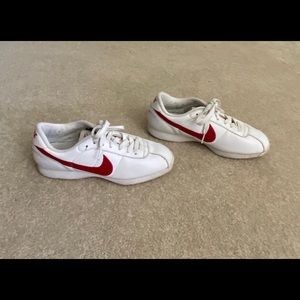 White nike shoe with red swoosh Clearance